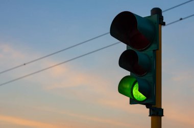 Gün batımına karşı yeşil trafik ışıklarının yakın plan görüntüsü - uzay alanını kopyala