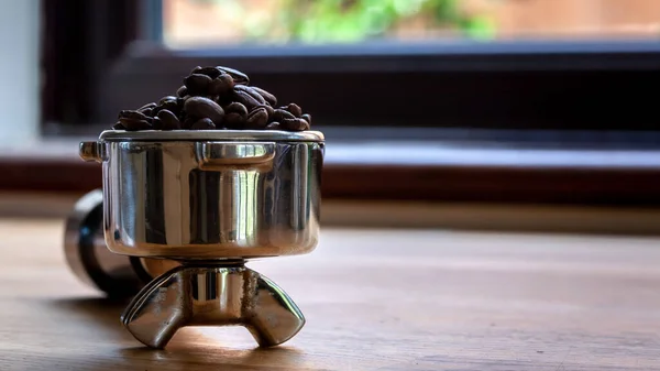 Grains Café Dans Portafilter Près Fenêtre Avec Des Pots Lait — Photo