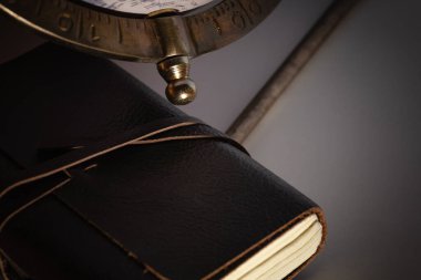 Deri defter & dünya seyahat arkaplanı koyu ışık.