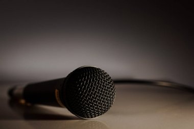 Mikrofon yere kabloyla bağlandı ve dramatik ışıklandırma yapıldı.