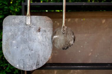 İki metal pizza kabuğu asılmış. Ev yapımı pizza..