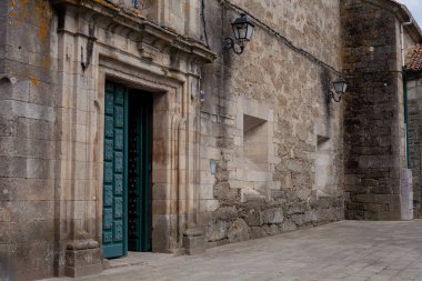 Melide, Galiçya, İspanya - 09 / 23 / 2020: Camino de Santiago 'da Melide' nin merkezindeki Iglexa de San Pedro kapısı. 