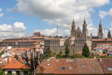 Santiago de Compostela, Galiçya, İspanya - 09 / 22 / 2020: Santiago de Compostela katedrali ve şehir manzarası. İspanya şehir katedralini gezmek. 