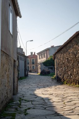 Melide, Galiçya, İspanya - 09 / 29 / 2020: Melide, Galiçya, İspanya yakınlarındaki Camino de Santiago 'da evlerle çevrili küçük kaldırımlı cadde. 