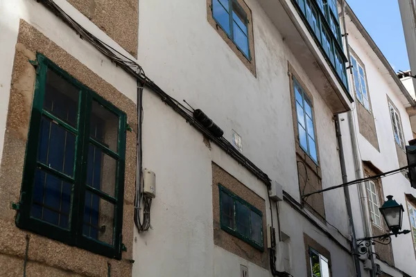 Las Ventanas Casa Ciudad Bajan Por Una Calle Estrecha Santiago —  Fotos de Stock