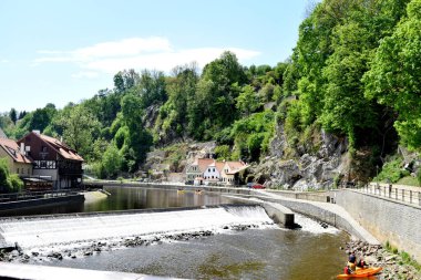Vltava Nehri 'ndeki baraj, güzel manzara, gri kayalar, esk Krumlov