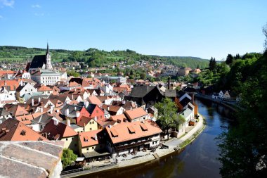 Kırmızı kiremitli çatılar, renkli evler ve kıvrımlı nehir Vltava, Cesky Krumlov