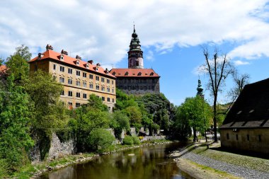 Rönesans Krumlov Şatosu güneşli bir günde Vltava Nehri tarafından yıkanan sarp kayalıklarda