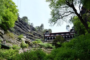 Çek İsviçre Doğa Parkı 'nda Yaz Şatosu Şahini Yuvası. Gezginler, sık ormanlar, kayalar, dağ dereleri, kanyonlar ve manzaralar için rahat bir yer