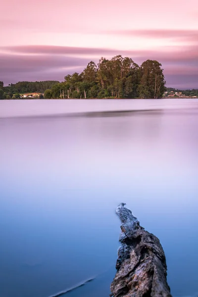 Pôr Sol Com Céu Rosa Lago Azul — Fotografia de Stock