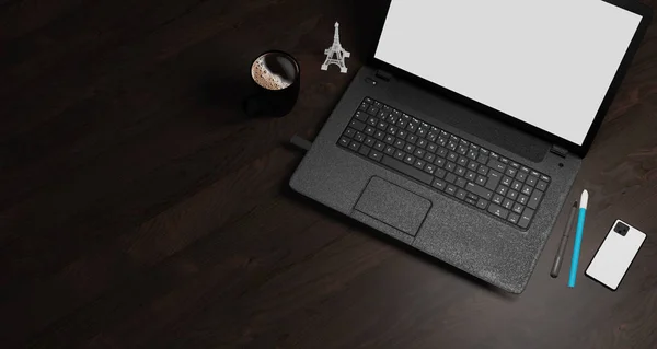 暗木地板写字台配备笔记本电脑 电话和日光浴用品 — 图库照片