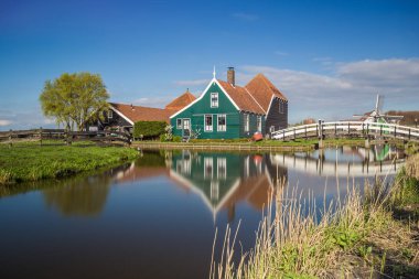 Zaanse Schans 'ın geleneksel mimarisi Hollanda