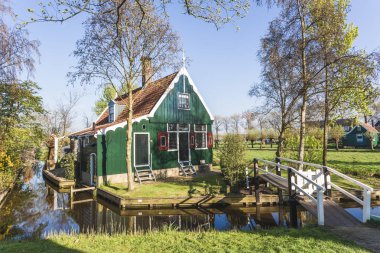 Zaanse Schans'a Zaan, Amsterdam, Zaandam, Kuzey Hollanda, Hollanda yakınındaki nehrin kıyısında tarihi evlerde korunmuş