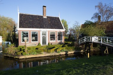 Zaanse Schans'a Zaan, Amsterdam, Zaandam, Kuzey Hollanda, Hollanda yakınındaki nehrin kıyısında tarihi evlerde korunmuş