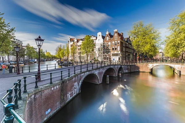 Hermosa Vista Los Canales Ámsterdam Con Puente Casas Holandesas Típicas — Foto de Stock