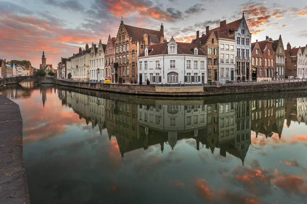 风景秀丽的城市与运河 Spiegelrei 和1月面包车艾克广场在日落在布鲁日 比利时 — 图库照片