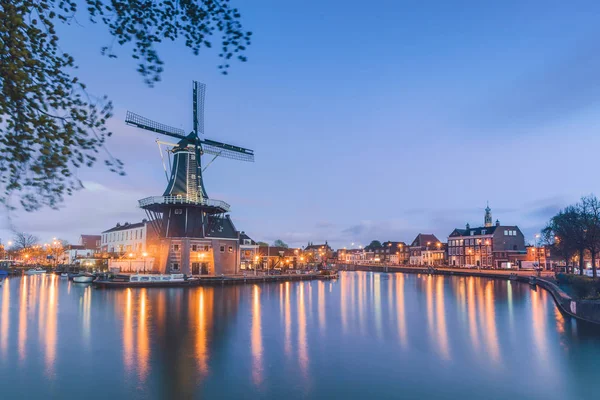 Molino Adriaan Reflejado Río Spaarne Haarlem Holanda Septentrional Países Bajos — Foto de Stock