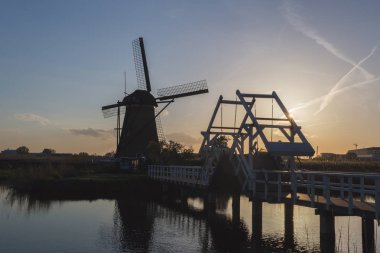 Sunset Bulvarında kanalda doğal Molenwaard Güney Hollanda Hollanda Avrupa yansıyan yel değirmeni