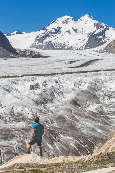 寻找的孤独的男性登山者 阿莱奇冰川 小行政区沃利斯 — 图库照片