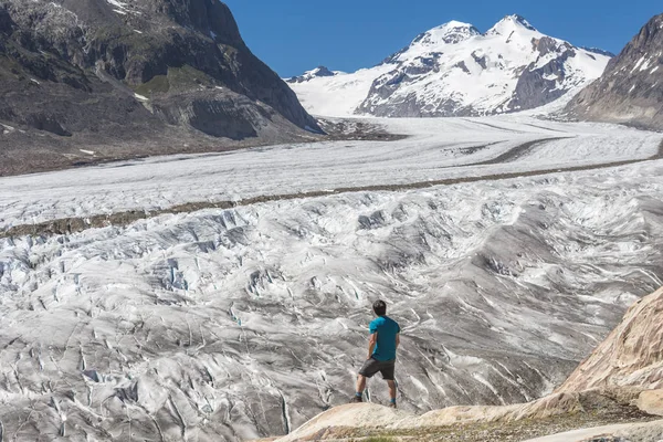 Lone Αρσενικά Ορειβάτης Κοιτάζοντας Έξω Του Παγετώνα Aletsch Καντόνι Wallis — Φωτογραφία Αρχείου