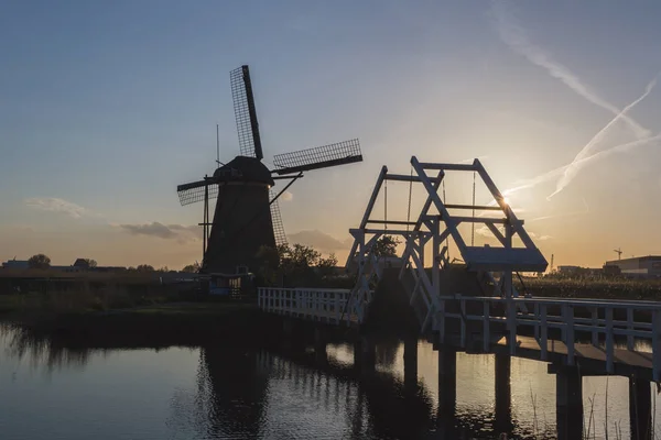 Закат Ветряной Мельнице Отражается Канале Kinderdijk Molenwaard Южная Голландия Нидерланды — стоковое фото