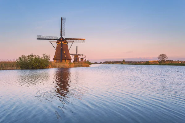 Ветряная Мельница Отражается Канале Kinderdijk Роттердам Южная Голландия Нидерланды Нидерланды — стоковое фото