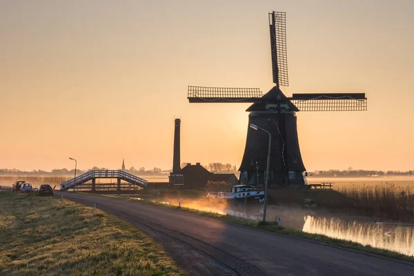 Kaagmolen Yel Değirmeni Kuzey Hollanda Hollanda Bir Kanal Teknenin Önünde — Stok fotoğraf