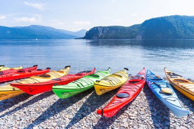Sahildeki kanolar, Birchy Head, Gros Morne Ulusal Parkı, Newfoundland ve Labrador, Kanada