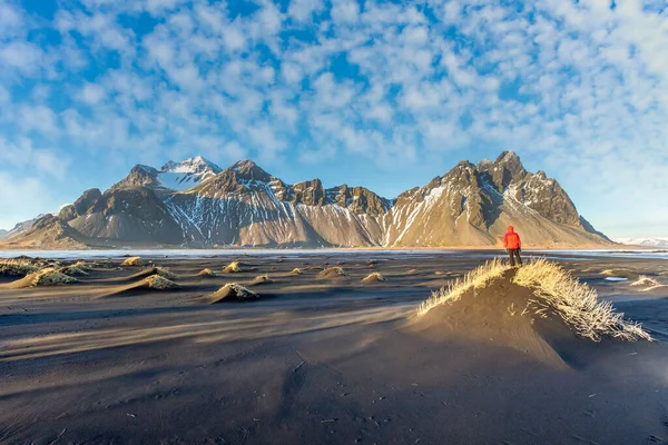 Senderista Disfrutando Puesta Sol Vestrahorn Batman Mountain Playa Arena Negra — Foto de Stock