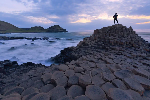 Silhouette One Person Standing Giant Causeway Rocks Sunset Northern Ireland — Stock Photo, Image