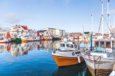 Kızıl evler Henningsvaer kanalına yansıdı, Lofoten Adaları, Norveç, Avrupa
