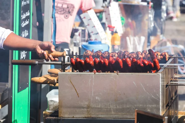 Salsichas Chouriço Galinhas Assadas Churrasco Assador Cuspo Carvão — Fotografia de Stock