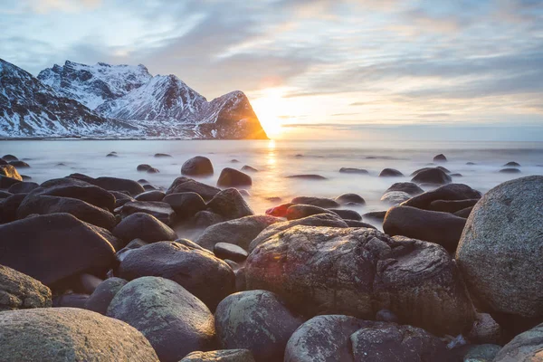 Skały Plaży Wzorowane Wietrze Otaczają Lodowate Morze Unstad Lofoten Islands — Zdjęcie stockowe