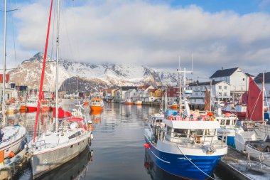 Kızıl evler Henningsvaer kanalına yansıdı, Lofoten Adaları, Norveç, Avrupa