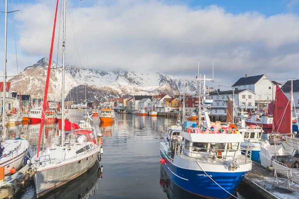 Vörös Házak Tükröződnek Henningsvaer Csatorna Lofoten Szigetek Norvégia Európa — Stock Fotó