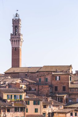 Siena İtalya, Duomo manzarası ve İtalya 'nın Toskana kentindeki Siena şehrinin silueti üzerindeki binalar..