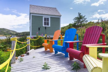 Gölün önündeki ahşap renkli şezlonglar, Newfoundland, Kanada