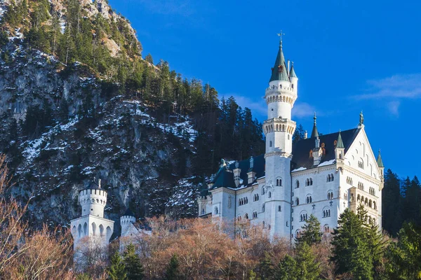 Castillo de Neuschwanstein cerca de Fussen, Baviara, en Alemania — Foto de Stock