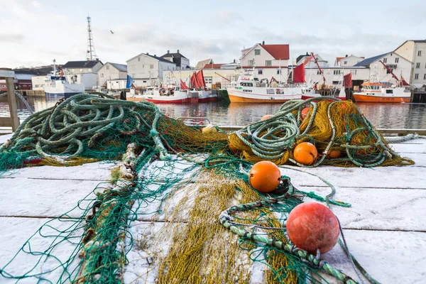 Vörös házak tükröződnek a Henningsvaer csatorna, Lofoten-szigetek, Norvégia, Európa — Stock Fotó