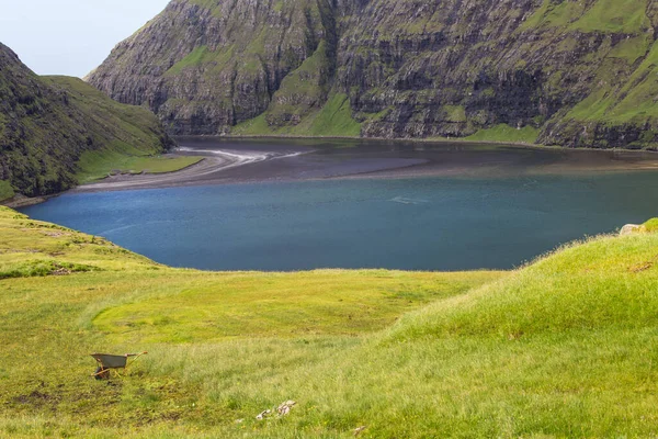 La gente cammina sulla Lavabeach di Saksun, Streymoy Island, Isole Faroe — Foto Stock