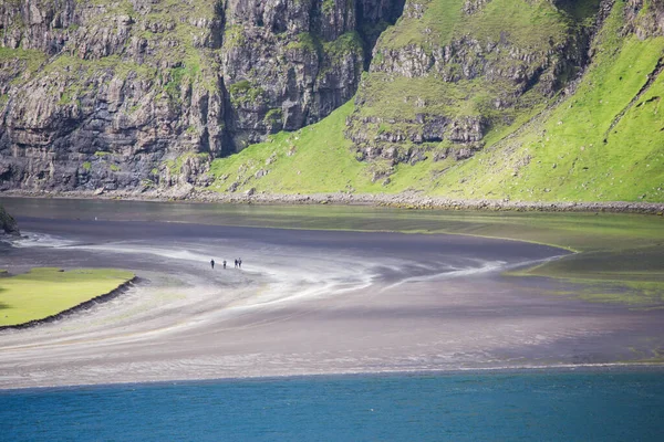 La gente cammina sulla Lavabeach di Saksun, Streymoy Island, Isole Faroe — Foto Stock