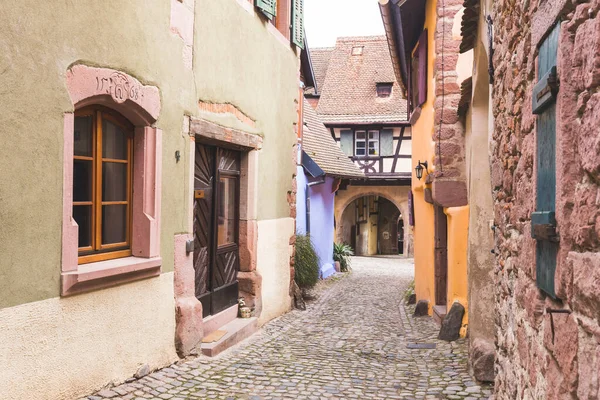 Riquewihr na Alsácia, França. Encantadora aldeia medieval, ao longo da estrada do vinho que liga Colmar a Estrasburgo . — Fotografia de Stock