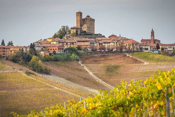 Das Schloss von Serralunga dAlba, Langhe, Bezirk Cuneo, Piemont, Italien — Stockfoto