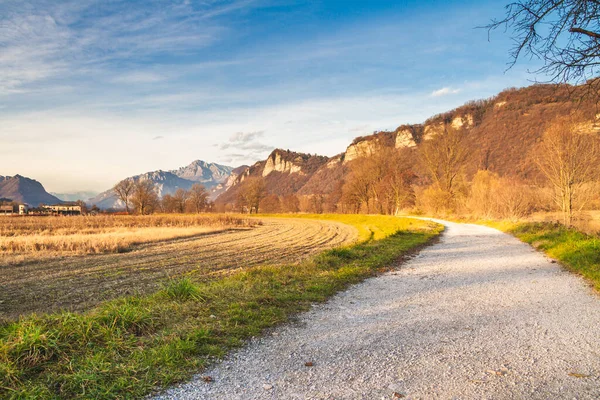 Brivio megyében, Lecco megyében, ahol az Adda folyó található. A béke és nyugalom helye.. — Stock Fotó