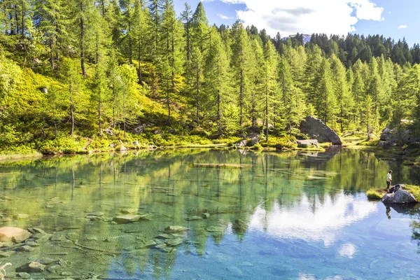 クランピオーロ近くの小さな湖は、ラゴ・デッレ・ストルゲ、アルプ・デヴェロ、アンティゴリオ渓谷、ピエモンテ、イタリア — ストック写真