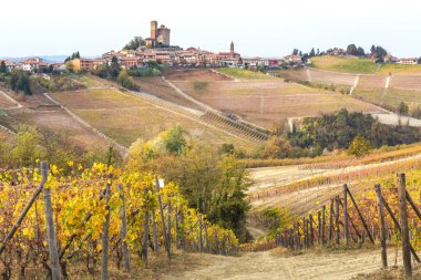 Serralunga dAlba, Langhe, Cuneo bölgesi, Piedmont, İtalya