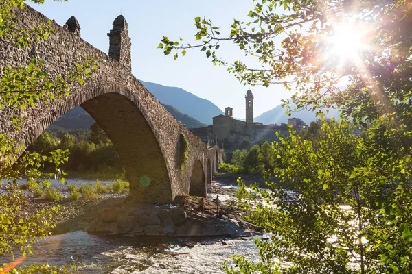 Trebbia Nehri üzerindeki kambur destekli eski köprü, Bobbio, Piacenza Eyaleti, İtalya — Stok fotoğraf