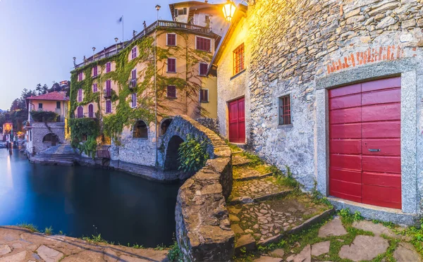 Oude stenen brug aan het einde van het ravijn van Nessos, Como, Italië — Stockfoto