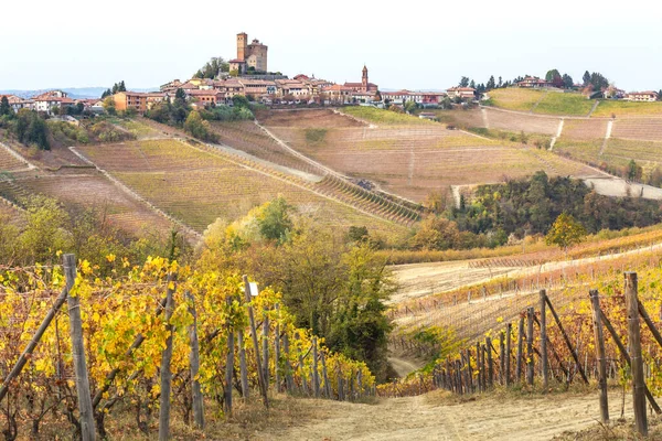 O castelo de Serralunga dAlba, Langhe, distrito de Cuneo, Piemonte, Itália — Fotografia de Stock