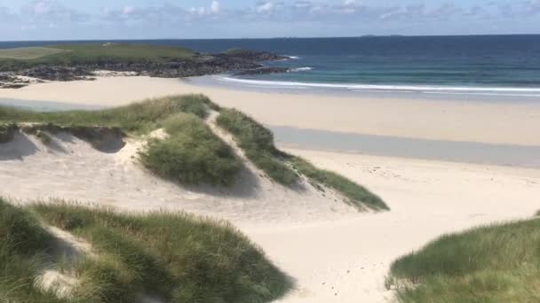 Vento alto e dunas de areia em praias do norte da Uist na Escócia — Vídeo de Stock